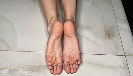 My pretty soles in this position, sole scrunching and toe wiggling