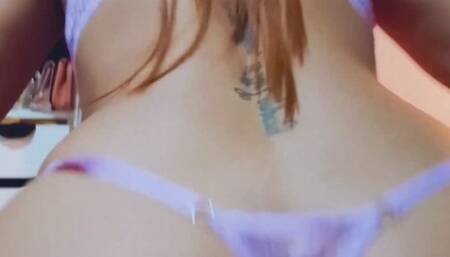 Samira domina a su tiny con su pie y su gran trasero sin piedad