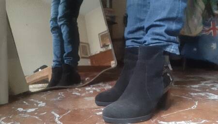 TOE TAPPING IN BLACK LEATHER BOOTS