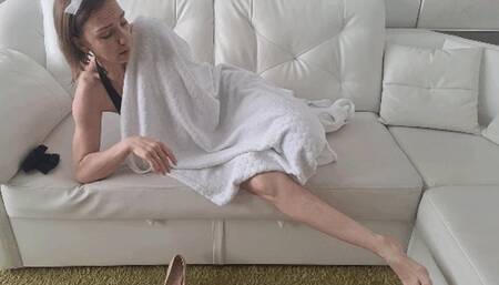 Amputee maid clean the house and wait her boss to come Cr