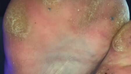 JOI CEI Humiliation ultime : mes pieds crades te broient mentalement et t’obligent à avaler chaque goutte