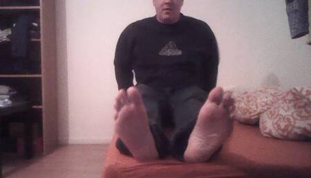 You cuckoled bitch has to look at my , the man`s feet !