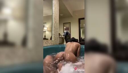 A Sloppy Blowjob From the Hottub