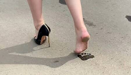 Aliona lost her sexy shoe, one shoe walking, dirty barefoot, lost high heels walking