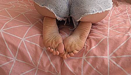 Wrinkled feet under a delicious ass! MP4