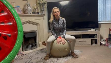 Inflatable bauble sit pop