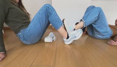 La rubia con pies deformes y la morena con onicomicosis muchas hasta clavarse los pies