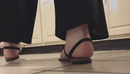 The giantess and the unfortunate micro bugmens