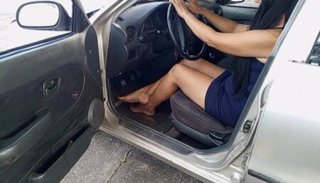 Roxan pumps pedals with her bare feet (3)