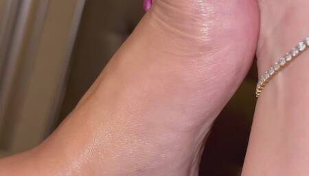 Massage my fat feet