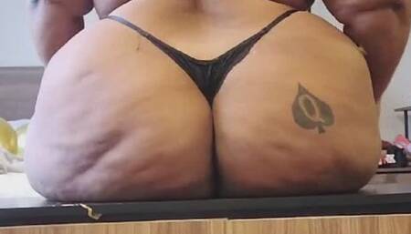 Bianca amassando seus balões