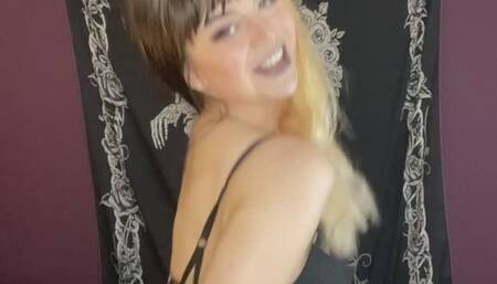 White girl shakes her ass