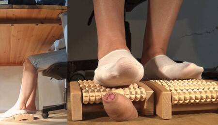 A new attempt to get in touch with her sexy feet