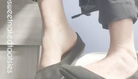 Mommy-Dom's under the desk footboy