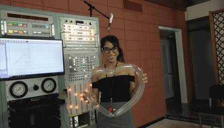 Ginger Learns to Blow and Twist (MP4 - 720p)