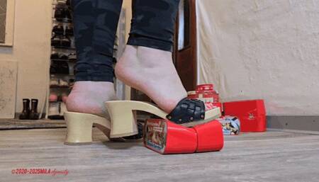 Mila in Berkemann - Granny's tins