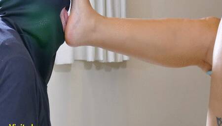 FEET FUCKING MUOTH OF MALE SLAVE