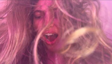 Dos lesbianas calientes follan para serles infieles a sus esposos