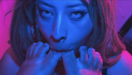 These Girls Are Experts In Worshipping Feet