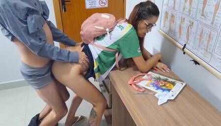 Ruiva Novinha In Estudande Fudeu Com Diretor Na Escola Para Nao Ser Advertida!