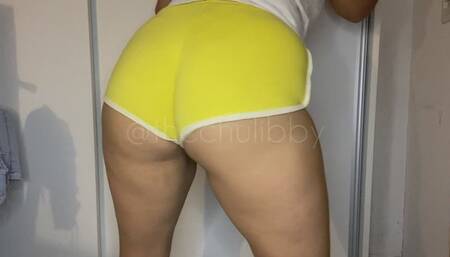 ASS BOUNCING WITH YELLOW SHORTS