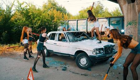 GIRLS vs W123 MERCEDES
