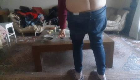 HOUSEWIFE CLEANS AND SHOWS BUTTCRACK