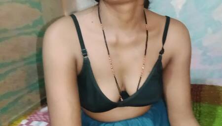 Desi Bhabhi Is Showing Her Boobs Wearing Bra