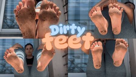 Dirty feet whit ground