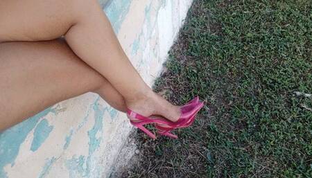 Crossed legs, pronounced arches, stiletto heels all in one (3)