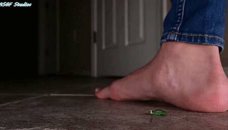 Goddess UNAWARE CRUSH! Giantess trouble below!! - MOV