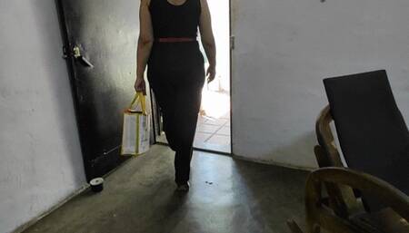 A stiletto heel allergy causes her to scratch her beautiful feet (2)