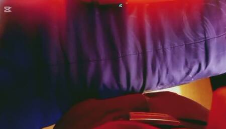 Mi madrasta se masturba mientras habla con mi padrastro tiene una coño grande y delicioso no puede parar de verla