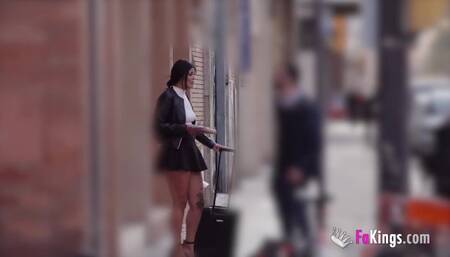 Rebeka caza tios en las calles haciéndose pasar por turista despistada