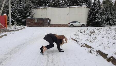 Zanotti heelless shoes on very slippy road, platform shoes on ice, heelless shoes on ice