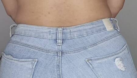 Throwing many farts locked in my jeans the smell is so strong so smelly