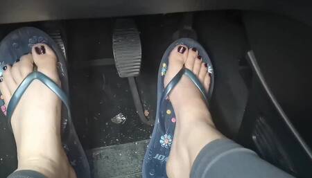 Nicoletta's Adorable Little Feet in Flip-flops Press on the Pedals and Orgasm Hairy Pussy in the Car