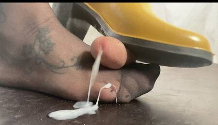 A Bootjob Dream comes true - Shoejob in yellow Marc Jacob Rainboots - Tramplegirl in black nylons and wellies uses all her talents to drain a huge load on her nyloned feet - Spitting, Shoejob, Bootjob, Giantess, POV and Upskirt Views - Handjob - multi - H