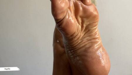 Wrinkled soles with a lot of oil and unparalleled pronounced arches (1)
