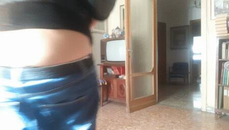 JEANS SHOW HER ASS BUT SHE GOES OUT ANYWAY