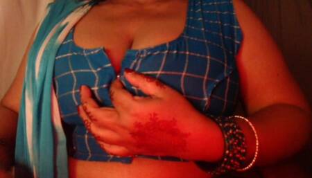 Hot Desi Girl Big Boobs Show and Nipple Pinch