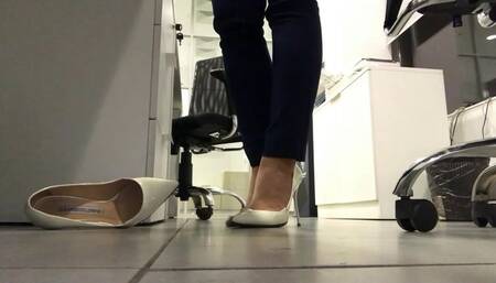 Gianmarco lorenzi high heels pumps hard shoeplay, under desk camera shoeplay, high heels wrecking