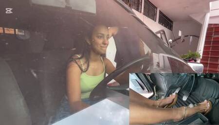 The girls fight with the old and weak Fiat to drive it (Jarlyn and Dalilah)