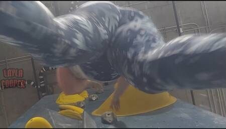 Giantess Layla climbs in blue snowflake leggings