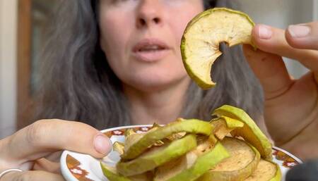 Chewing dried appels
