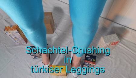 Box crushing in turquoise leggings - Schachtel-Crushing in türkiser Leggings
