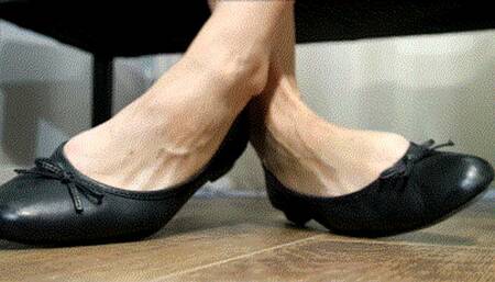 Toe wiggling in black ballet flats MP4