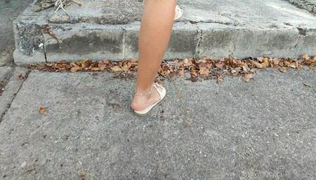 Small feet with very wrinkled soles (5)