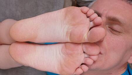 Fetishist gets stepped by nice 18 yo girl and smells her shoes and feet, g516x (slide show) 2160p