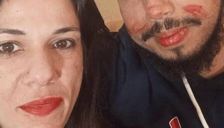 Lipstick and kissing on the mouth in front of Snapchat (Amelie & Bob45) HD